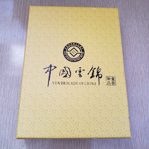 BNWT Exquisite Yun Brocade Silk Gold Scarf with fringe (OS) gold accents - Picture 3 of 3